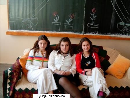 fosti elevi clasa girls the couch (de stanga dreapta) raluk (bebel rau), pimpkie, ada